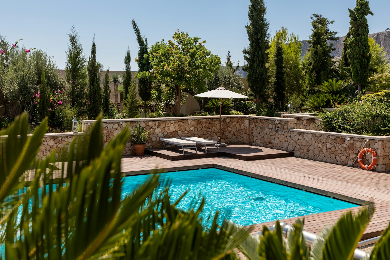 Luxury swimming pool design and construction Dubai